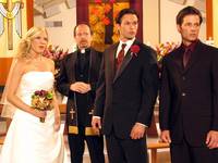 Кадр Поцелуй невесту