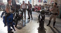 Кадр из фильма "Калифорнийский дорожный патруль" - 1