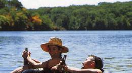 Кадр из фильма "Гуляют, болтают" - 2