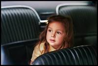 Кадр Дама в очках и с ружьем в автомобиле