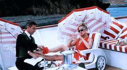 Кадр из фильма "За бортом" - 2