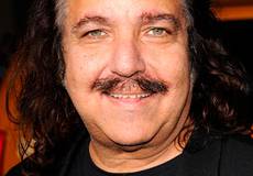 Легендарный порноактер Рон Джереми пошел на поправку