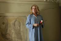 Кадр Женщина во дворе