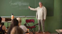 Кадр из фильма "Безумные преподы" - 2