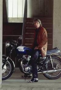 Кадр Мистер Джонс