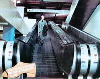 Кадр Высокий блондин в черном ботинке