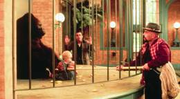 Кадр из фильма "Младенец на прогулке, или Ползком от гангстеров" - 1