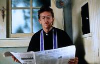 Кадр Розали идет за покупками