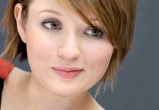 Эмили Браунинг сойдется с близнецами Тома Харди