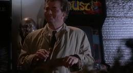 Кадр из фильма "Коломбо: Убийство, туман и призраки" - 2