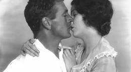 Кадр из фильма "Первый поцелуй" - 1