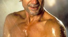 Кадр из фильма "Голый пистолет 33 1/3: Последний выпад" - 2