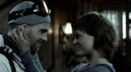 Кадр из фильма "Остаться в живых" - 2