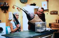 Кадр Услуга, часы и очень большая рыба