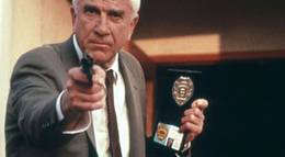 Кадр из фильма "Голый пистолет" - 1