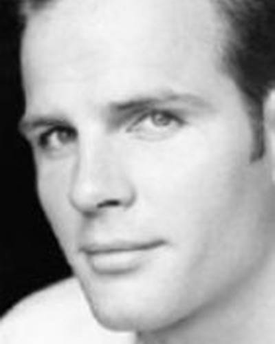 Адриан Хьюз фото