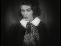 Кадр Девушка с коробкой