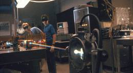 Кадр из фильма "Настоящие гении" - 1