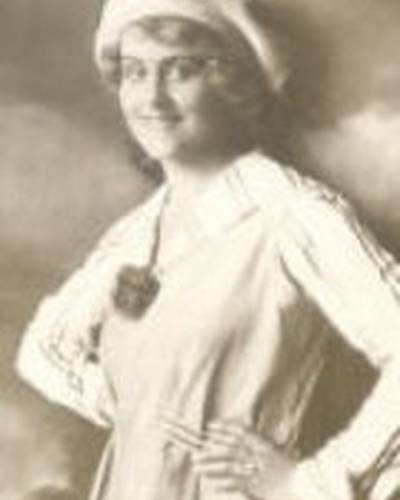 Carola Toelle фото