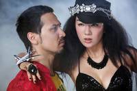 Кадр Восток против Запада