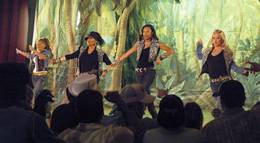 Кадр из фильма "Чита Гёрлз в Барселоне" - 1