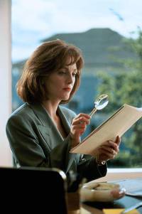 Кадр Рука, качающая колыбель