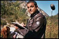 Кадр Дама в очках и с ружьем в автомобиле