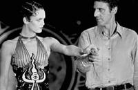 Кадр Девушка на мосту