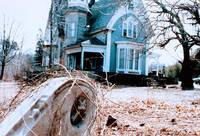 Кадр Дом на краю кладбища