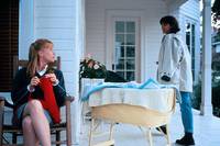 Кадр Рука, качающая колыбель