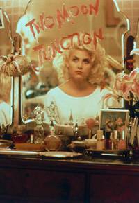 Кадр Слияние двух лун