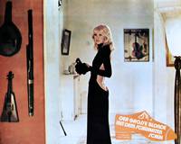 Кадр Высокий блондин в черном ботинке