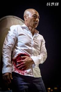 Кадр Ён Паль: Подпольный доктор