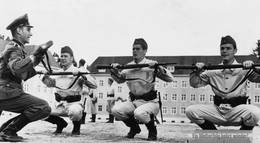 Кадр из фильма "08/15" - 1