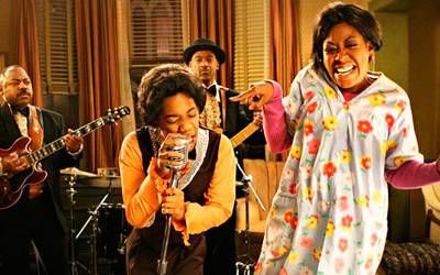 Чем занять себя в новогодние праздники: советы из сериалов