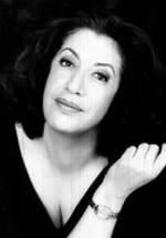 Атина Ченчи фото