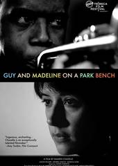 Гай и Мэдлин на скамейке в парке
