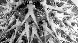 Кадр из фильма "Парад в огнях рампы" - 1