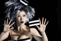 Кадр Восток против Запада