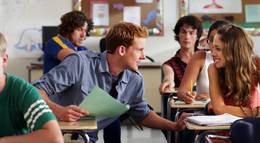 Кадр из фильма "Средняя школа" - 1