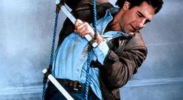 Кадр из фильма "Неуязвимый" - 1