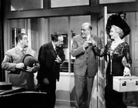 Кадр Эбботт и Костелло встречают полицейских из Кистоуна