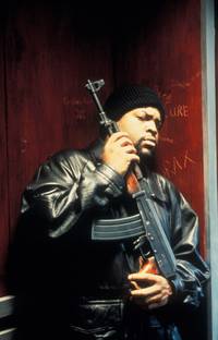 Кадр Опасная земля