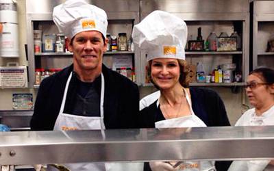 Звезды в соцсетях: Уизерспун в лесу, морщины Хлои Морец и котик Тома Харди