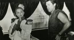 Кадр из фильма "За бортом" - 1