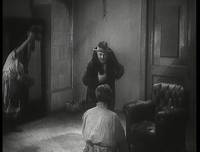 Кадр Девушка с коробкой