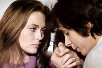 Кадр Дом под деревьями