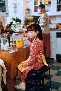 Кадр Рука, качающая колыбель