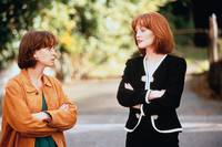 Кадр Рука, качающая колыбель