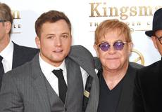 Первое фото: Тэрон Эджертон в байопике про Элтона Джона